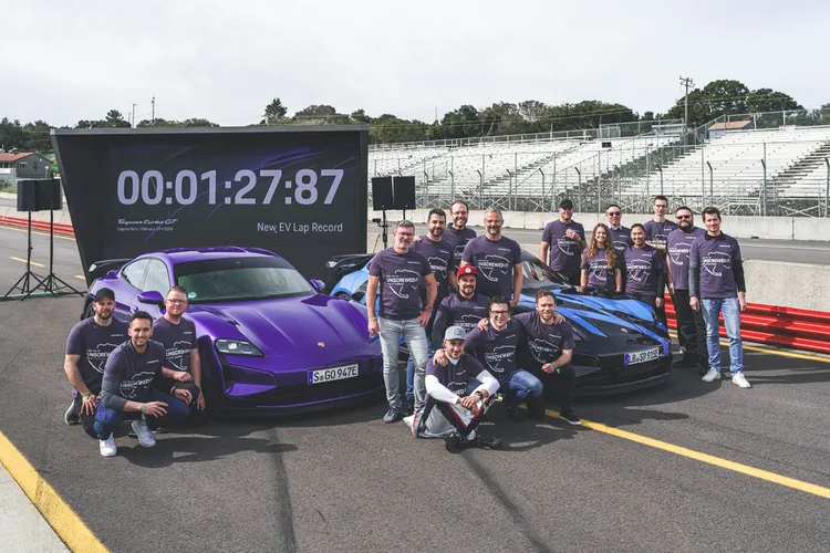 配備Weissach套件的保時捷Taycan Turbo GT，未上市就已贏得最速量展電動車的頭銜。2024年2月23日，保時捷測試車手Lars Kern於美國加州WeatherTech Laguna Seca賽道以1分27秒87寫下電動公路車最快的單圈紀錄。原廠照片