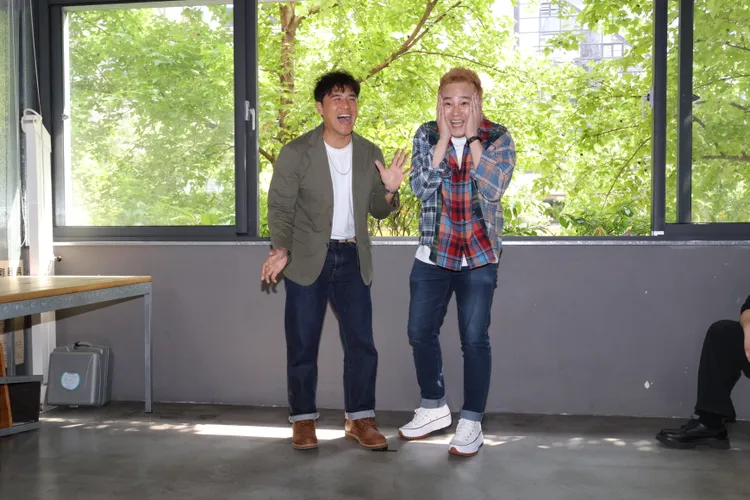 綠茶（右）與竇智孔在記者會互虧。攝影中心攝