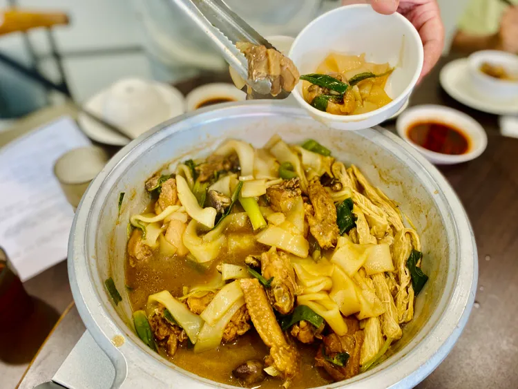 花雕雞拌粄條，一直是熱門選擇。王志弘攝