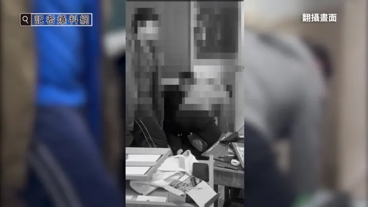 該生最後遭其他同學壓制，師生衝突事件才沒繼續擴大。翻攝自記者爆料網