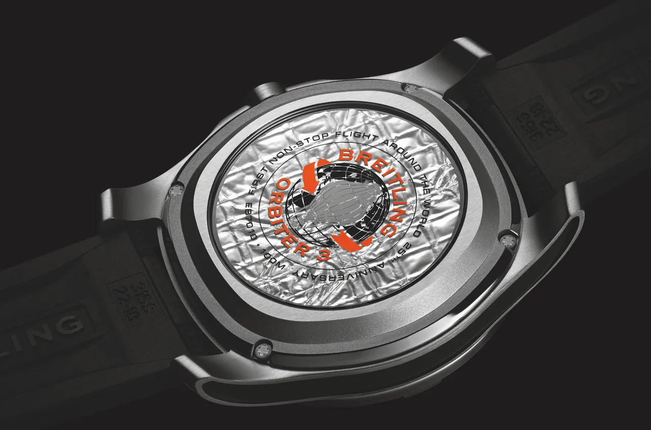 百年靈Aerospace B70 Orbiter航天多功能熱氣球B70腕錶,背面有原始熱氣球碎片。品牌提供