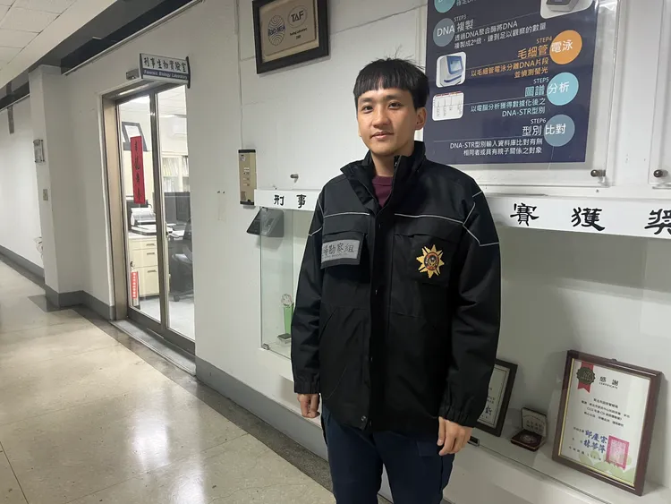 三峽警方昨晚受理一件烏龍「溶屍案」，鑑識巡官陳偉曦看出破綻，為曾看過的台劇拍戲道具。警方提供