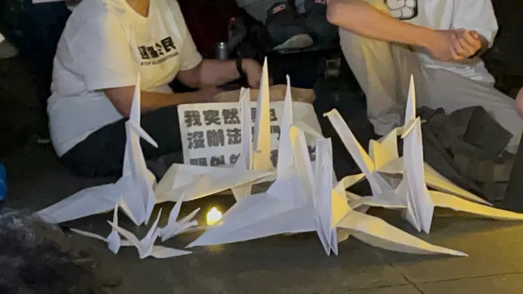 行人路權團體在4縣市舉辦「燭光白紙鶴悼念步行活動」。何心嵐攝