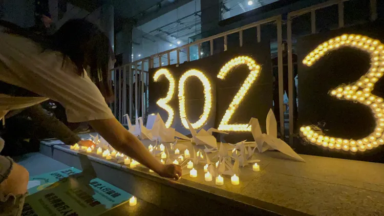 民眾將手上的蠟燭放到交通部前。何心嵐攝