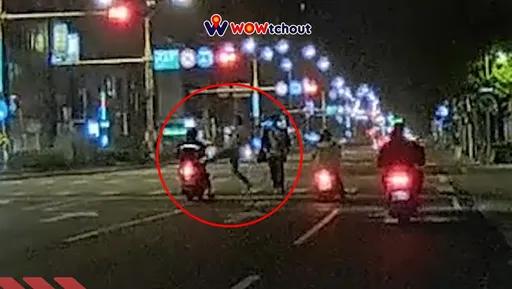 醉漢過馬路蝦幹這事！下秒尷尬了　騎士穩如泰山、他滑稽自摔
