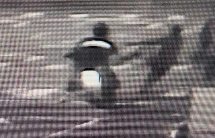 醉漢飛踹路邊騎士。翻攝畫面