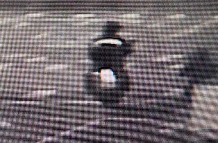 醉漢倒地後，騎士淡定離去。翻攝畫面