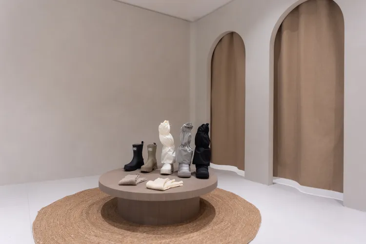 店裝以米色作為主色調並融入圓弧形設計。品牌提供