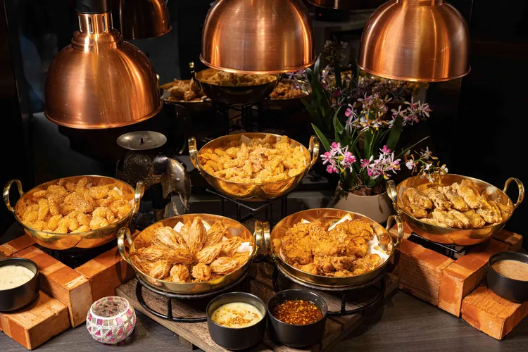 閃耀著金黃色澤的經典泰式炸物，包括極厚月亮蝦餅、酥炸榴槤等也將熱騰騰出爐供民眾取用。業者提供