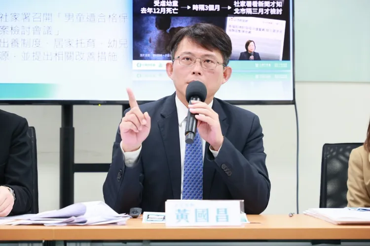 黃國昌斥衛福部內部單位互踢皮球，推卸責任。民眾黨提供