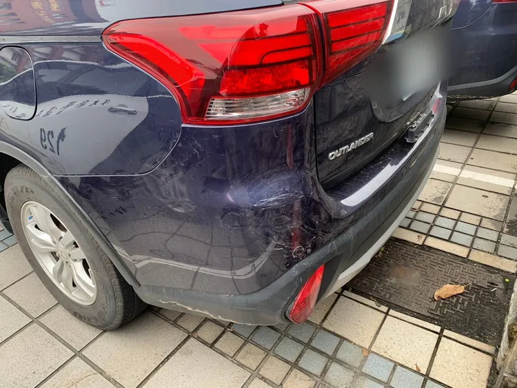 警車保險桿也有擦撞痕。八德警分局提供