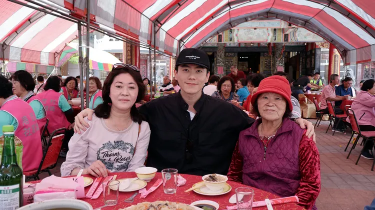 李程彬回到家鄉雲林辦流水席回饋鄉親。東旭九翔娛樂提供