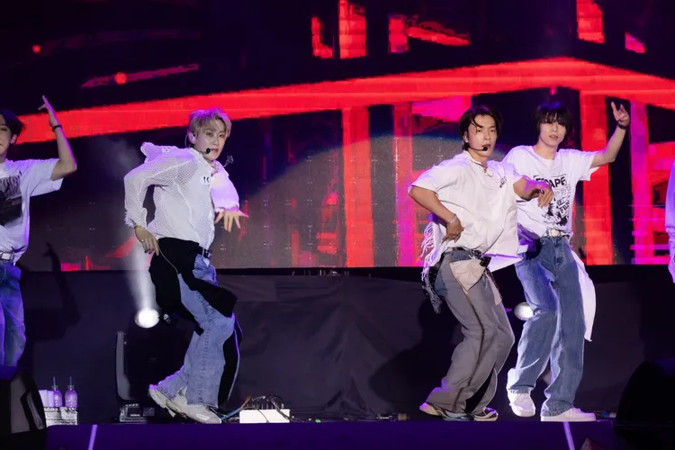 銀赫（左）誇台粉比櫻花美，東海讚「漂亮的玫瑰」。讀者提供