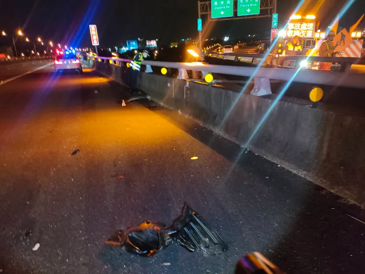 現場留下車禍痕跡。翻攝畫面