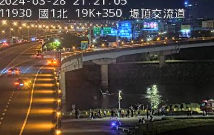 警消於河面搜索。翻攝畫面