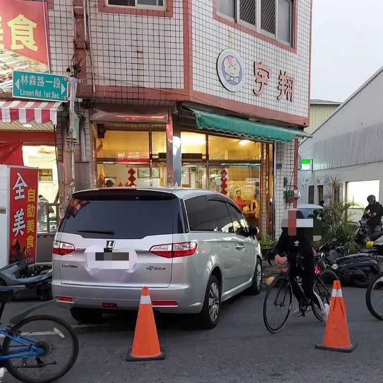 廂型休旅車衝到對面撞到鐵柱及機車才停住。民眾提供