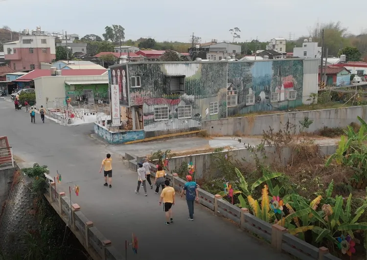 路線行經新光彩繪村。大亞提供