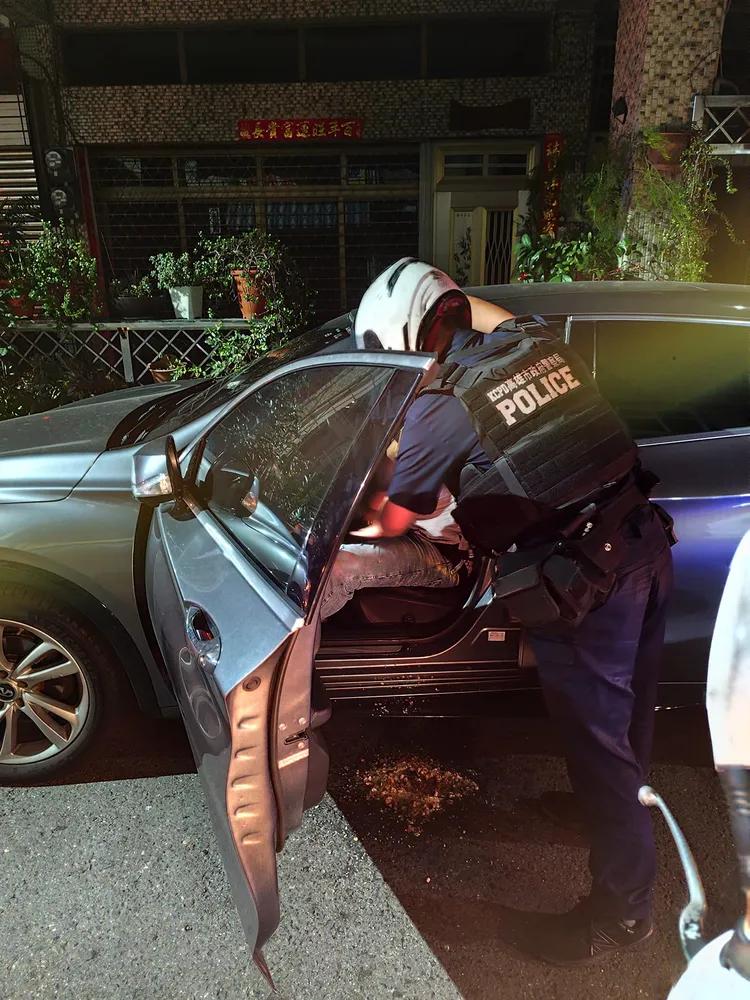 警方到場關切。翻攝「翻轉台灣交通違規交流平台」