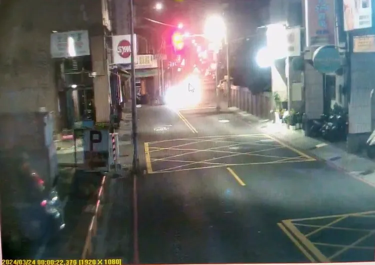 警方調閱監視器，確認男子是坐計程車回來。翻攝「翻轉台灣交通違規交流平台」