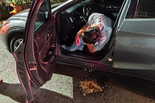 醉男坐車上狂吐一地 警到場這原因未開罰