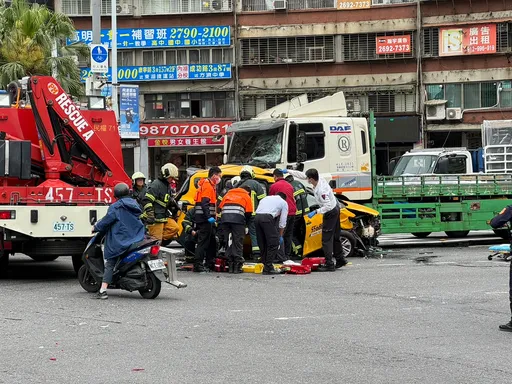 內湖計程車狂飆連撞5車　司機送醫不治！加速闖紅燈畫面曝