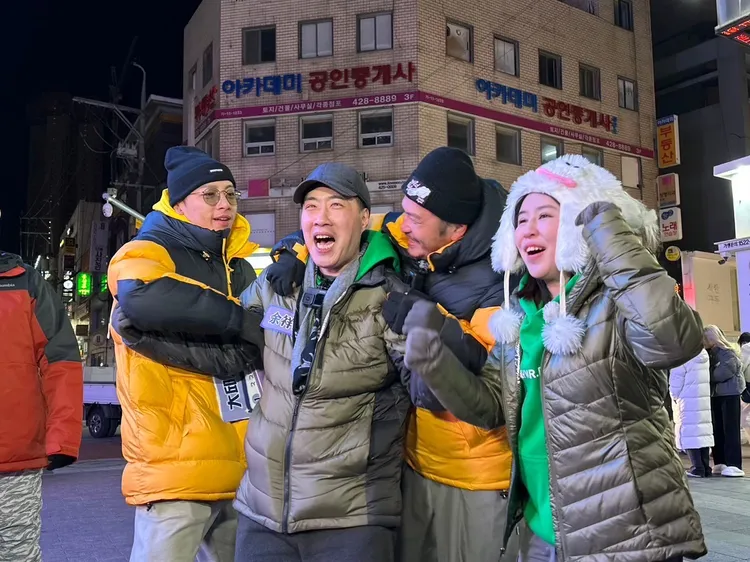 坤達（左起）、KID抓住余祥銓，柔柔一旁大笑。三立提供