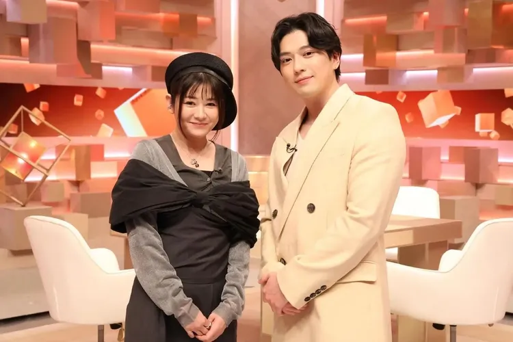 真木陽子（左）在崇拜的新田真劍佑身邊，露出少女的嬌羞。翻攝富士電視台