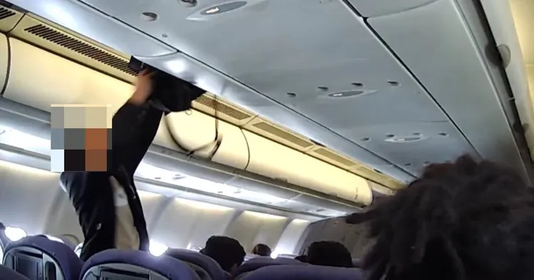 韓男在機上行竊。翻攝畫面