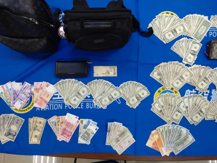 警方起獲失竊的各國貨幣。翻攝畫面
