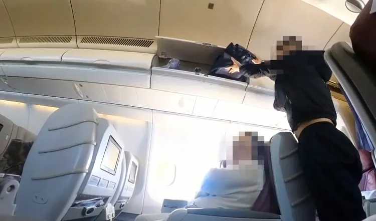 韓男竊取其他旅客財物。翻攝畫面