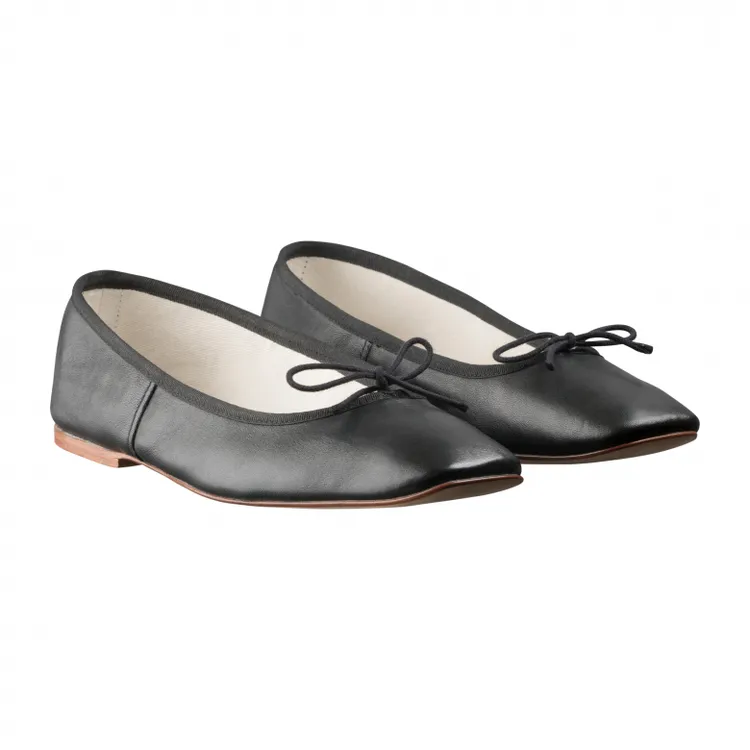 黑色LEAH平底鞋，8500元。品牌提供
