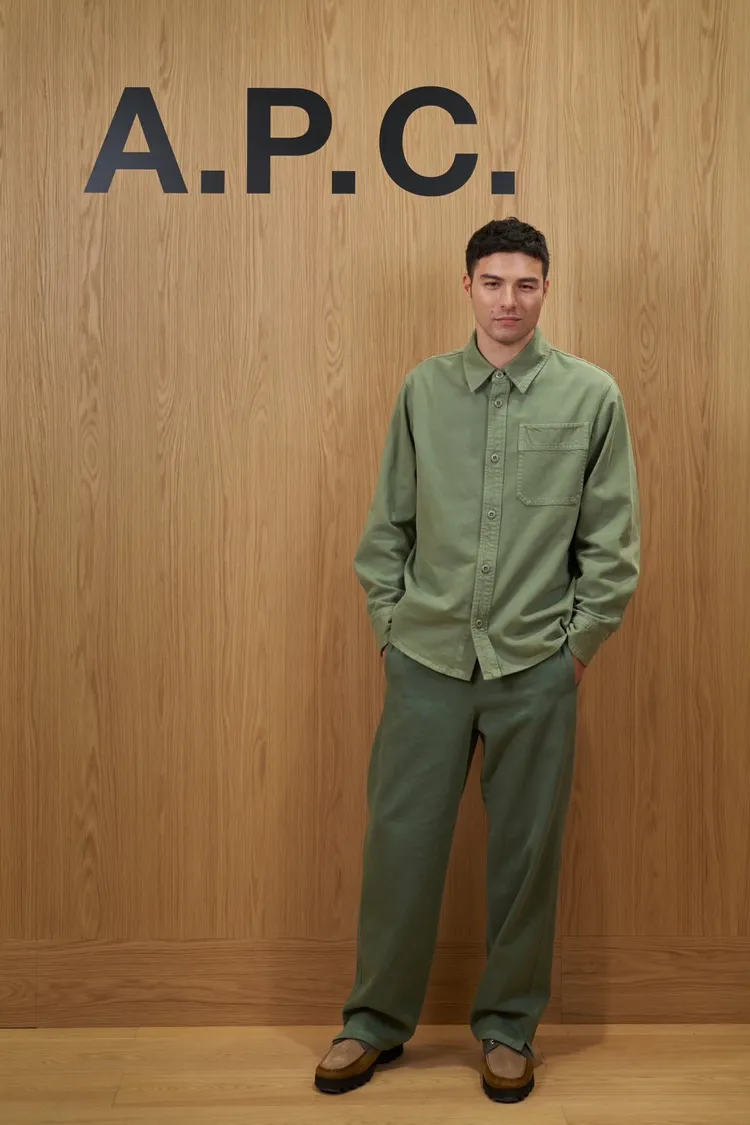 鳳小岳以休閒的口袋設計長袖襯衫搭配長褲登場。品牌提供