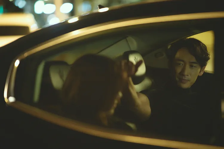 路斯明在《不夠善良的我們》中，連坐著都能迷倒蔡健雅。公視、MyVideo提供