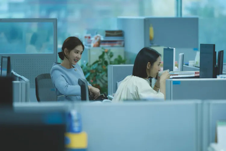 安心亞（左）為徐譽庭在《不夠善良的我們》中客串超級業務。公視、MyVideo提供