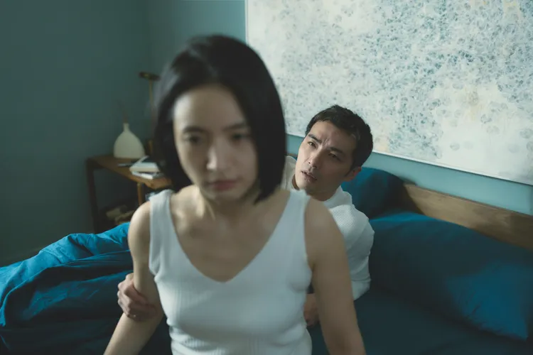 林依晨（前）、賀軍翔在《不夠善良的我們》中，詮釋婚姻裡的諸多無奈。公視、MyVideo提供