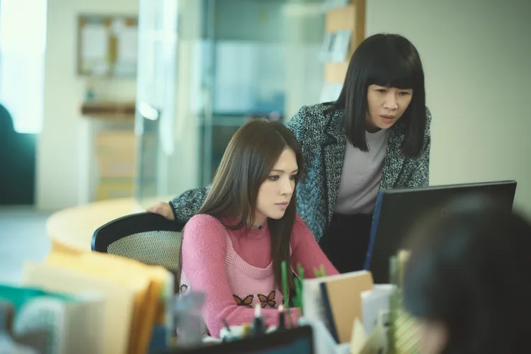 許瑋甯（左）在《不夠善良的我們》中的煙燻妝，遭長官謝盈萱斥責「有毛病」。公視、MyVideo提供