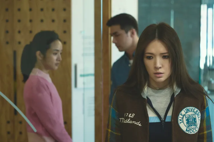 許瑋甯（前）在《不夠善良的我們》劇中狠酸情敵林依晨只是沒魚蝦也好的「蝦」。公視、MyVideo提供