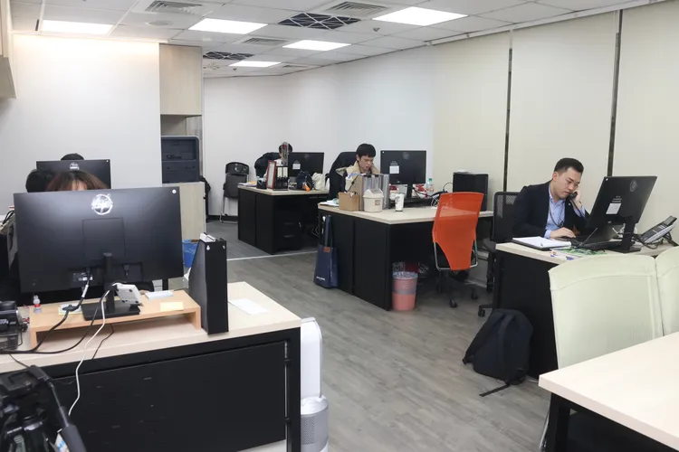 徐巧芯的立院辦公室擁有大片落地窗，不過《壹蘋》去的當天，他們將窗簾放下，避免陽光直射。彭欣偉攝