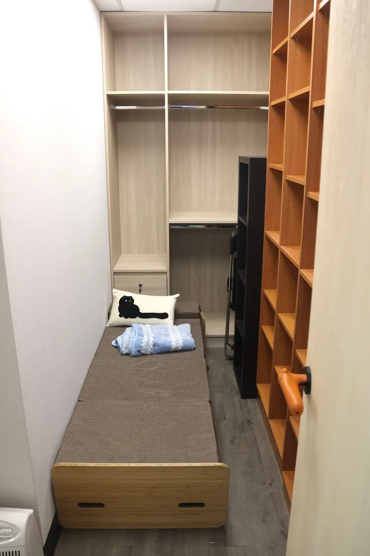 徐巧芯的辦公室裏，竟藏著一個小閨房，裡面床墊棉被一應俱全。彭欣偉攝