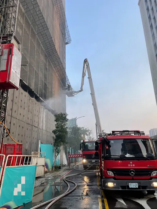 新北15樓建案即將完工!銷售樣品屋卻傳火警 昨施工、今晨竄黑煙無人傷
