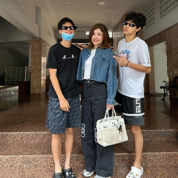 何如芸（中）2個兒子從新加坡趕回台。翻攝何如芸臉書