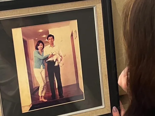 何如芸哀慟送父最後一程 蓋棺前大喊:不要再想我們