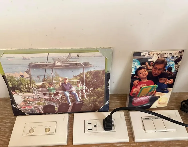 父親床頭櫃都是跟孫子合照。翻攝何如芸臉書