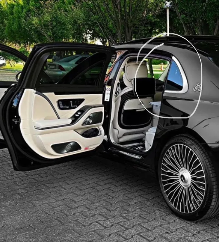 網友分享最簡單的分辨方式，「後門開啟後小三角窗不動，就是正版（邁巴赫）」。翻攝《路上觀察學院》社團