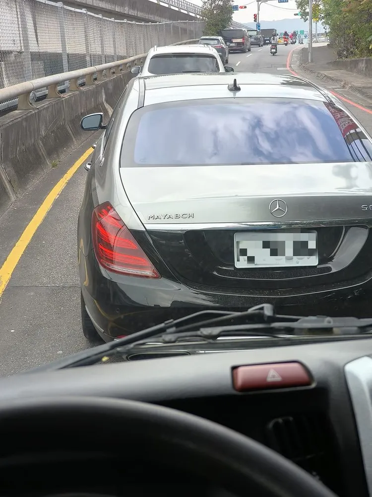 日前一名網友在路上驚見前方出現邁巴赫，不過仔細一看卻發現好像怪怪的。曾先生提供