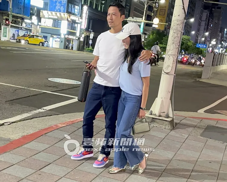 林熙蕾（右）看著老公楊晨的手機叫車資訊等多元計程車。特勤中心攝