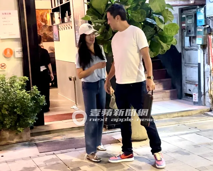 林熙蕾（左）與老公楊晨離開餐廳，仍然有聊不完的話題。特勤中心攝