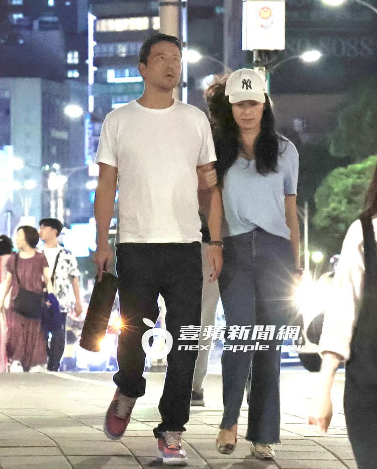 離開餐廳，林熙蕾（右）挽著老公楊晨的手在街頭散步。特勤中心攝