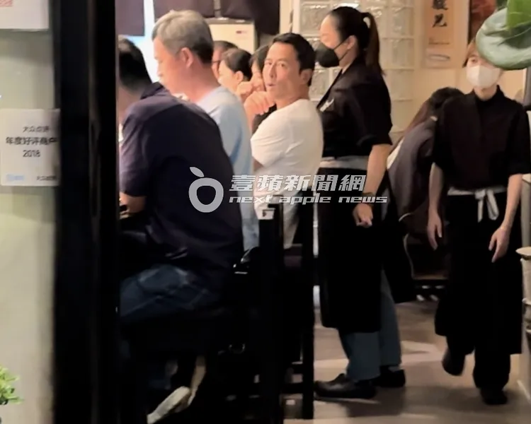 林熙蕾和老公楊晨不時舉杯喝白酒慶祝結婚13周年。特勤中心攝