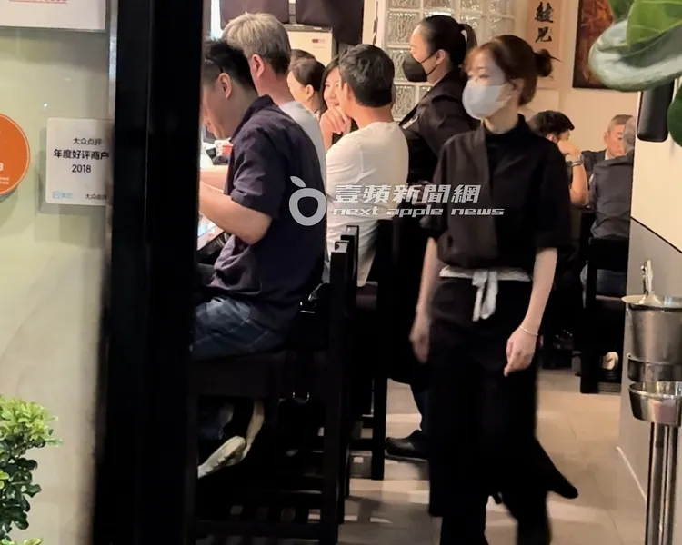 林熙蕾與老公楊晨坐在吧台高腳椅上共進晚餐，有聊不完的話題。特勤中心攝